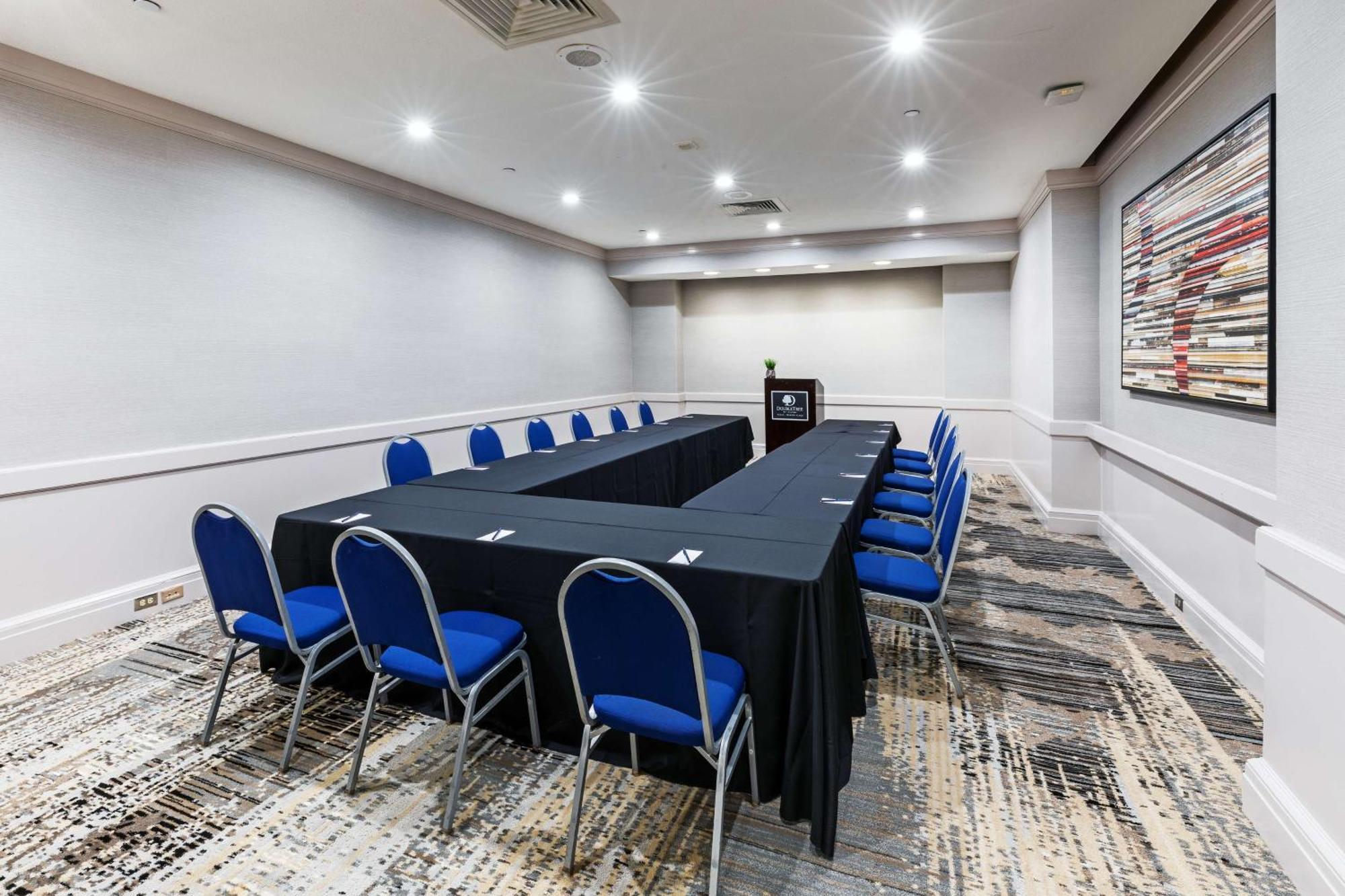 Doubletree By Hilton At Warren Place Hotel