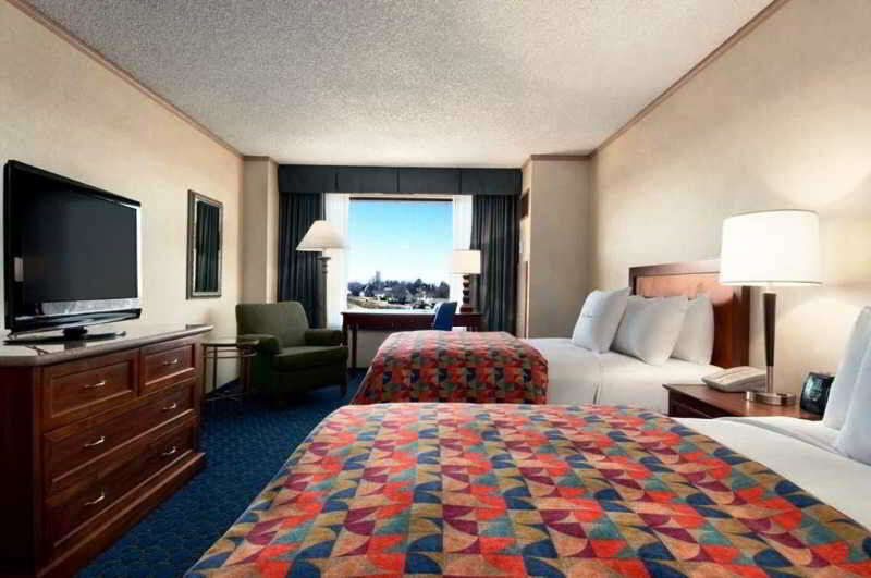 Doubletree By Hilton At Warren Place Hotel