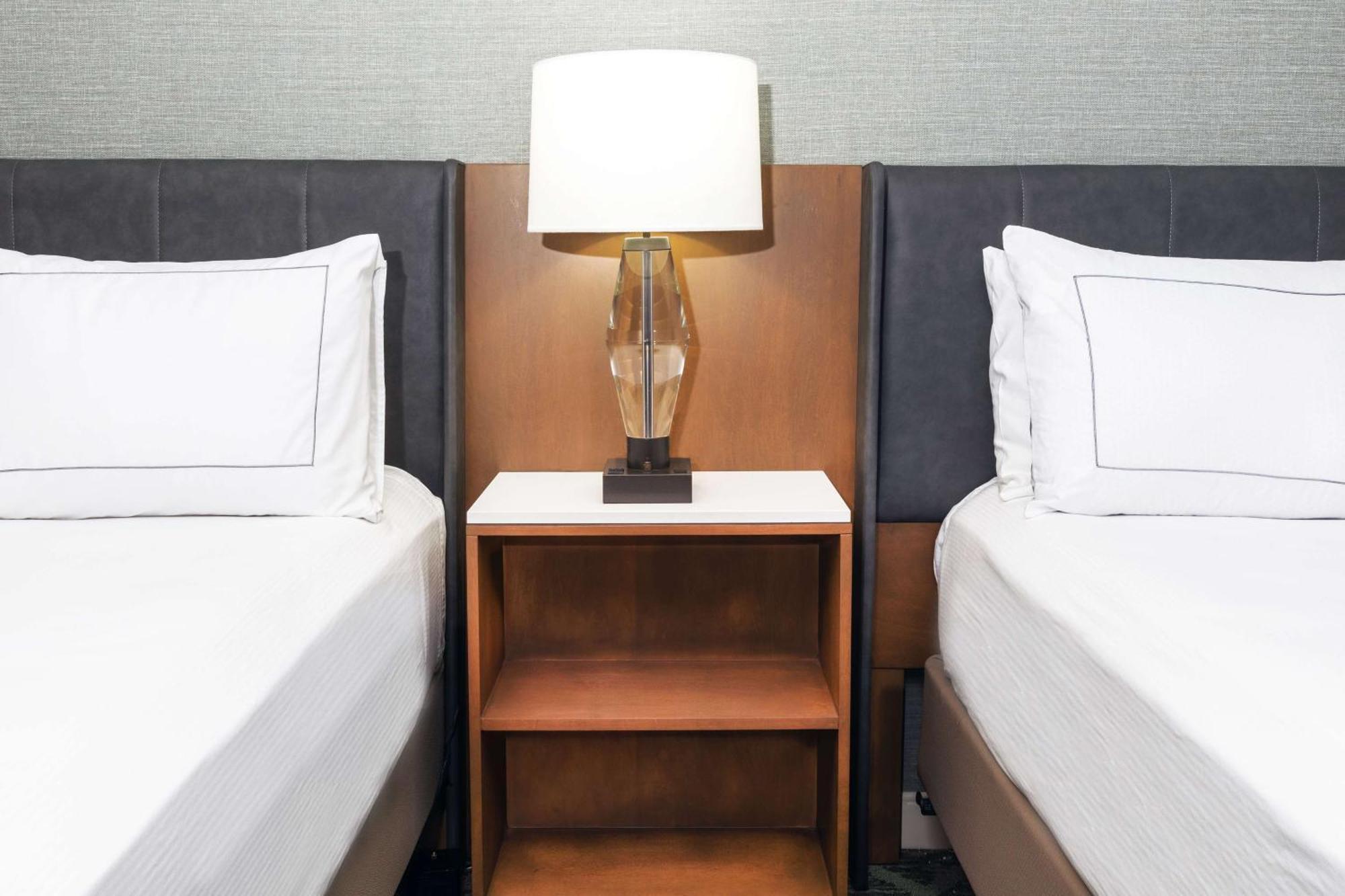 Hotel Doubletree By Hilton - Warren Place Tulsa